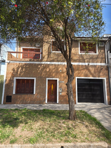 Venta Casa De 3 Dormitorios Con Patio, Barrio Jorge Cura Rosario