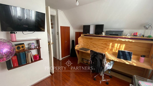 Excelente Vivienda Familiar, Con Departamento Inte...