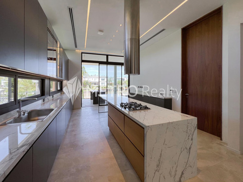 Casa En Venta Con 4 Suites Y Amarra En El Yacht, Nordelta