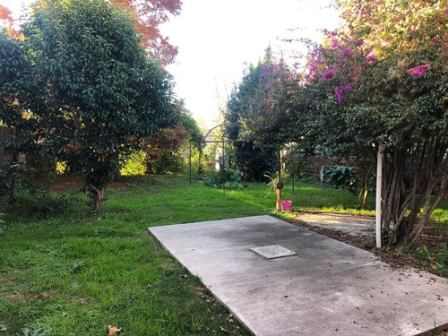 Lega Propiedades Vende Hermosa Casa Con Fondo.
