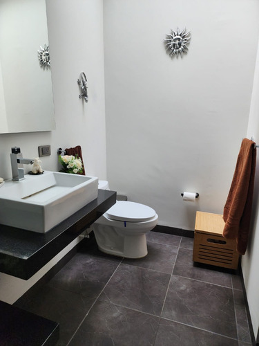 Casa En Venta Con Espacios Amplios (trato Directo)