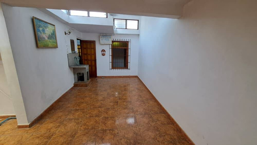Np Casa En Alquiler En La Esmeralda Semi Amoblada Cod 288186