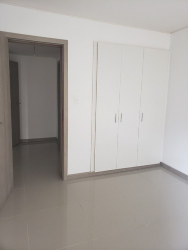 Imagen 10 de 13 de Apartamento Frente,luminoso,piso Alto,todos Los Servicios