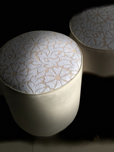 Taburete Ottoman Flor De Piña Bordado A Mano.