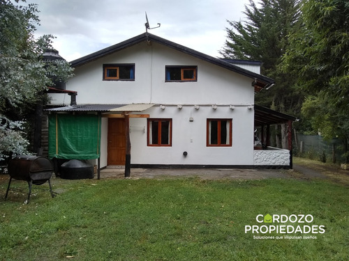 Amplia Casa De 6 Hambientes En El Hoyo, Chubut.