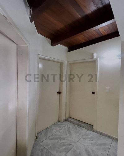 Casa En Venta En Lechería. Casa Bote A