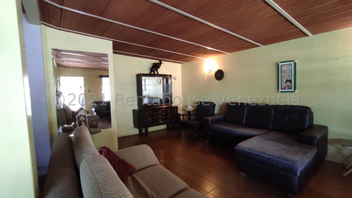 Casa En Venta Ubicada En Calle Privada Los Samanes Maracay 297mts Lista Para Negociar Rah 23-27799