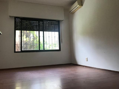 Hermosa Casa Con Garaje Y Fondo Verde, Zona De Colegios
