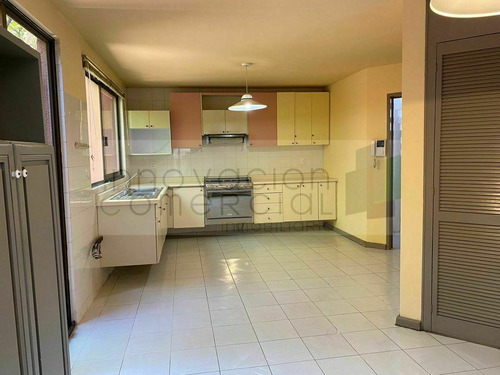Jurica, Casa De Un Nivel En Venta Con Terraza, Jacuzzi Y Más