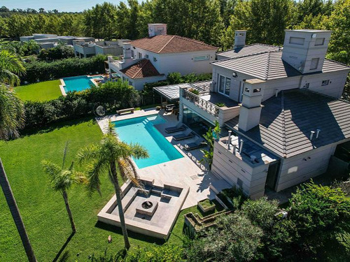 Excelente Casa Con Impecables Detalles En La Concepción Lujan