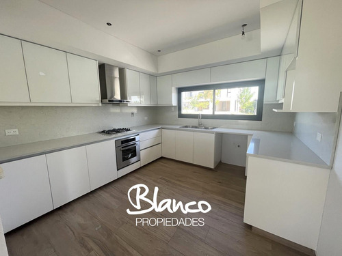 Casa En Venta En Puertos Del Lago, Barrio Ceibos, Escobar, G.b.a. Zona Norte
