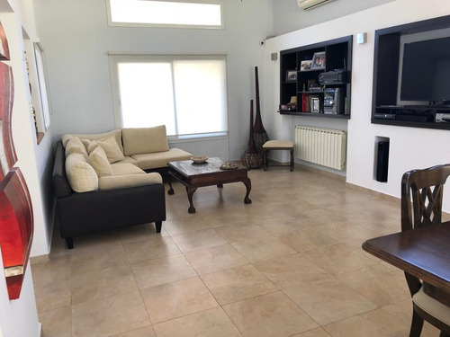 Casa Moderna En El Golf Country Club