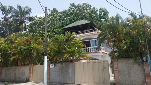 Casa Frente Al Club Nautico De Boca Chica De 4 Habitaciones