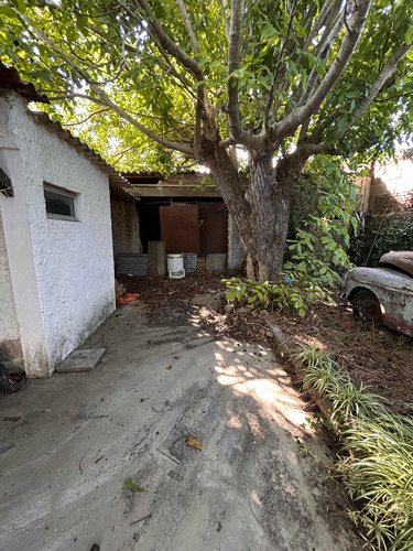 Hermosa Casa Con Apto Al Fondo Y Galpón.