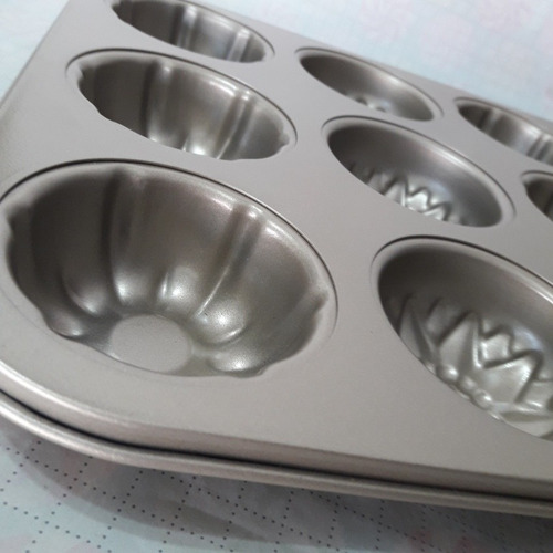 Imagen 5 de 7 de Moldes Para 12 Cupcakes Cup Muffin Pan Antiadherente Nuevo