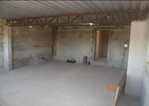 Casa Com 2 Dormitórios, Sala, Cozinha, Banheiro Garagem Para