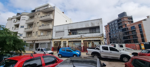 Venta La Blanqueada Edificio Esquina Con 3 Locales Y 2 Apartamentos 