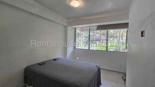 Tg Lindo Apartamento Con Excelentes Areas Sociales, Solarium, Piscina, Cancha De Futbolito, Pozo, Calle Cerrada. En Venta En La Tahona 25-18320 Ys