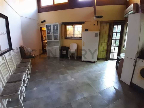 Casa 3 Ambientes Con Consultorios En Esquina - Ubicación Privilegiada En José Mármol.
