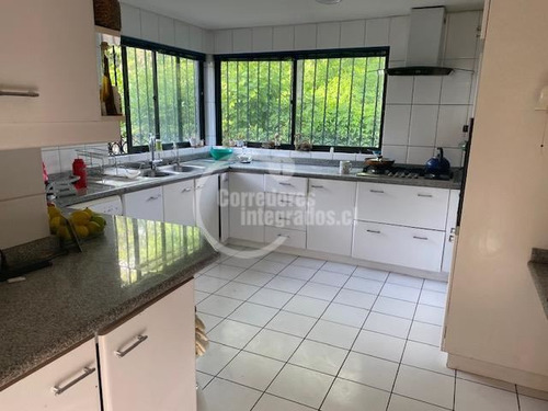 Casa En Venta De 6 Dorm. En Las Condes