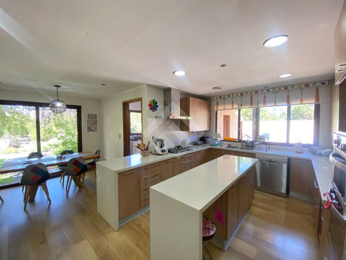 Casa En Venta De 5 Dorm + Estar Y Subt. En Las Brisas Co