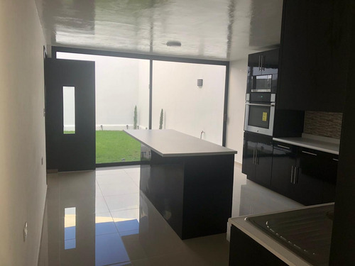 Venta, Casa Grande De 6 Recamaras Y 4.5 Baños Con Jardín