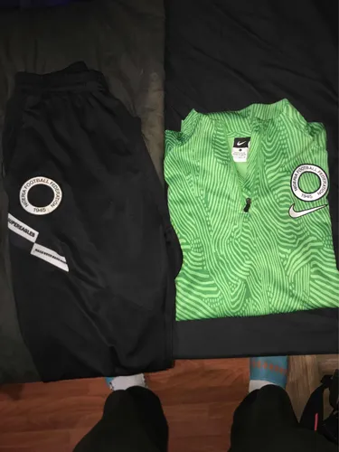 Busca conjunto de coleccion nike nigeria floreado verde talle m a