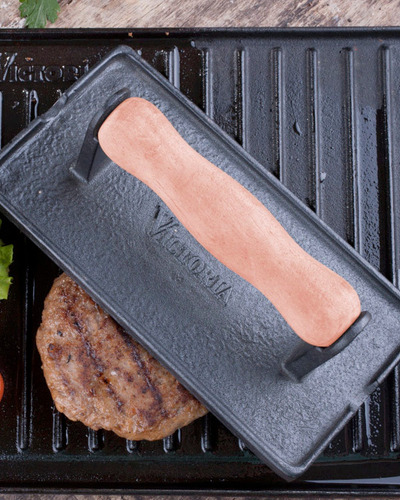 Imagen 4 de 6 de Prensa Para Carne Hierro Esmaltado Mango De Madera Victoria