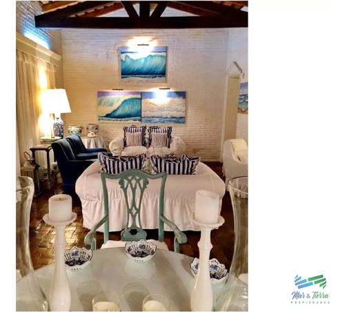 Casa En Venta. A Seis Cuadras Del Mar. Cuenta Con Tres Dormitorios.
