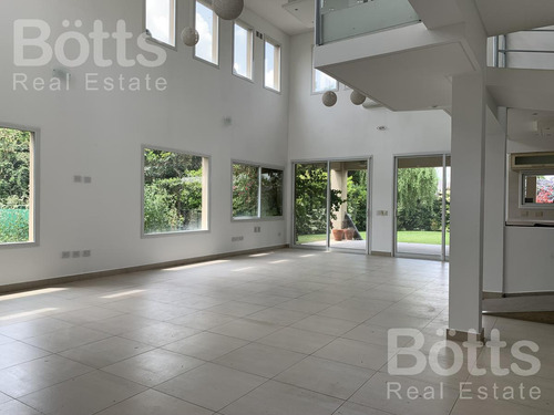 Moderna Casa En Country San Patricio Con Piscina Climatizada
