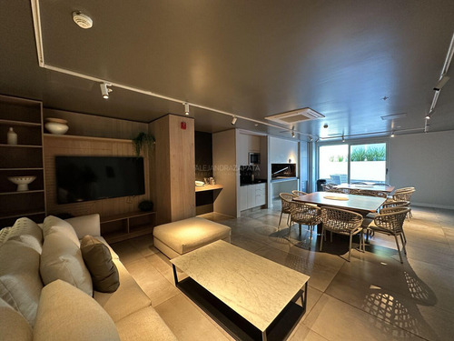 Venta Con Renta Apartamento 2 Dormitorios En Edificio Joy. Garage