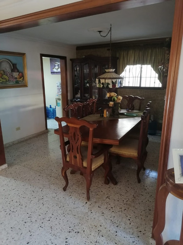 Casa De 2 Niveles En Venta En El Sector Arismar