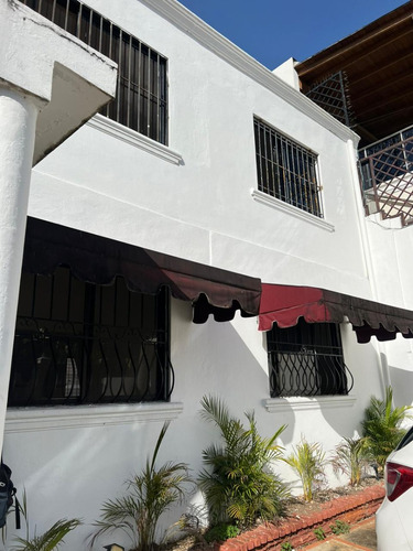 Casa En Venta En Altos De Arroyo Hondo Ii De 4 Habitaciones De Esquina En Oferta