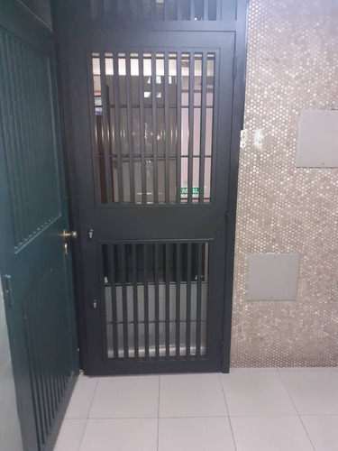 Se Alquila Oficina En Altamira, Esquina Plaza Francia, Edif. Seguros Adriática.