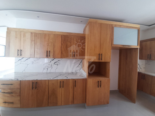 Interesante Casa Moderna Y Amplia En Venta Residencial Cerrado, Santiago Hfc-219