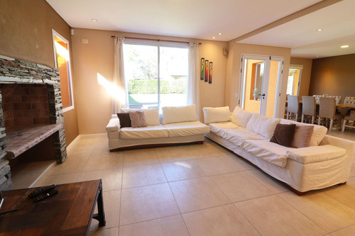 Casa 5 Ambientes Muy Luminosa Con Pileta
