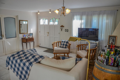 Casa En Venta De 3 Habitaciones Con Pileta Barrio Dalvian