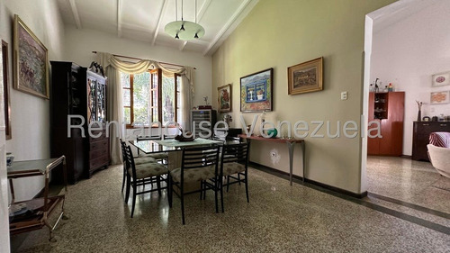 Casa En Venta En Los Palos Grandes Con Terreno Único Kg Negociable