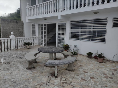 Venta/casa/el Junquito/540m2/4h/4b/3pe