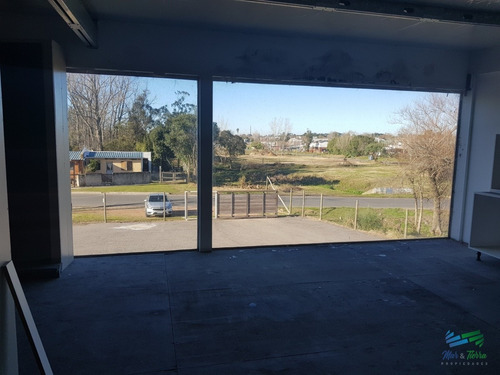 Excelente Galpon Con Oficinas, 600 M2, En Maldonado.- Ref: 2619