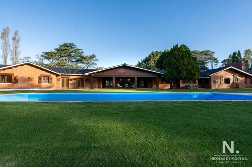 En Venta Casa De 4 Dormitorios, Con Agradable Entorno En Golf, Punta Del Este.