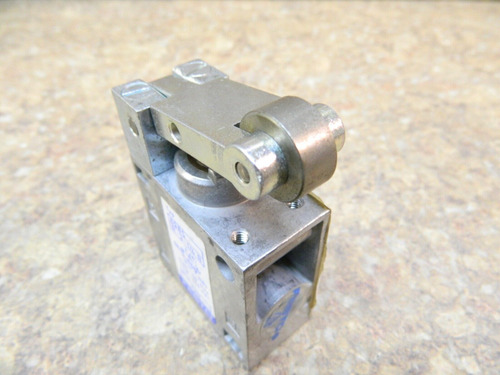 Festo R-3-1/4b 3/2 Way Pneumatic Roller Lever Valve G Ccj