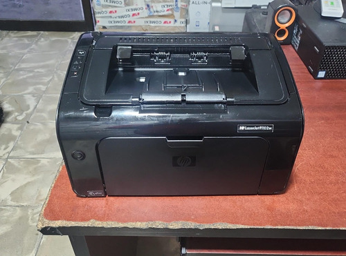 Hp Laserjetpro P1102w Con Wifi, Incluye Tóner Nuevo Y Cables Negro (Usado)