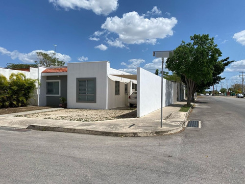 Casa Semi Amueblada En Renta En Esquina En Las Americas