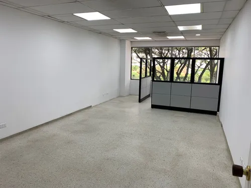 Venta Oficina En Holguines Trade Center Con Dos Parqueaderos, Vista Hacia La Calle 5ta