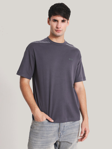 Polera Tonal Debossed Gris Calvin Klein