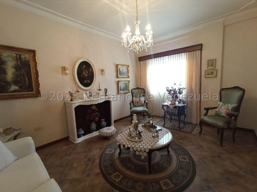 César Bullones Vende Elegante Casa Duplex En Urb Rosaleda, Lara 25-12402
