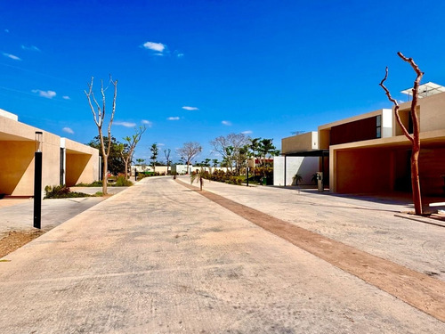 Casa En Venta De 4 Recamaras En Privada Ubicada En Xcanatun