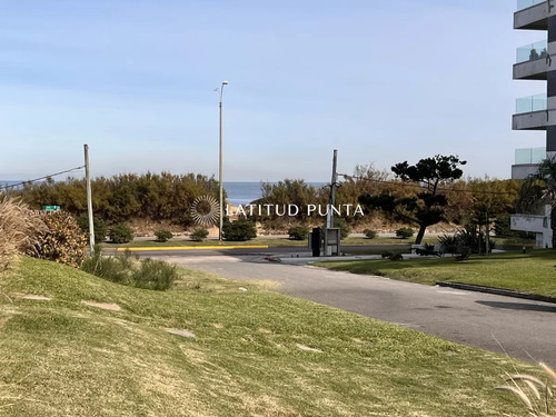 Apartamento De 3 Dormitorios En Playa Mansa