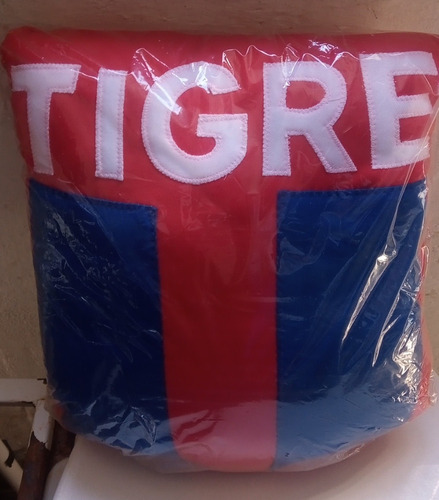 Almohadón De Tigre ( Forma De Escudo) Y Babero.